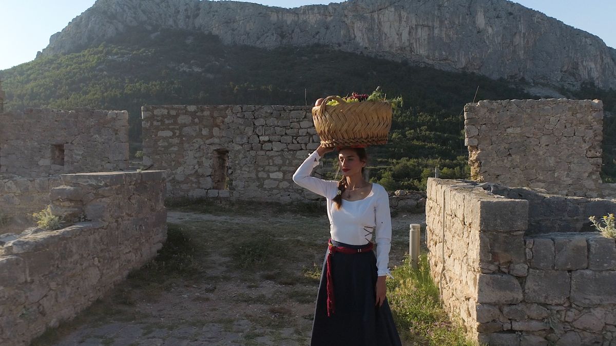 Naziv je dobila prema jastučiću koji su dalmatinske žene stavljale na glavu