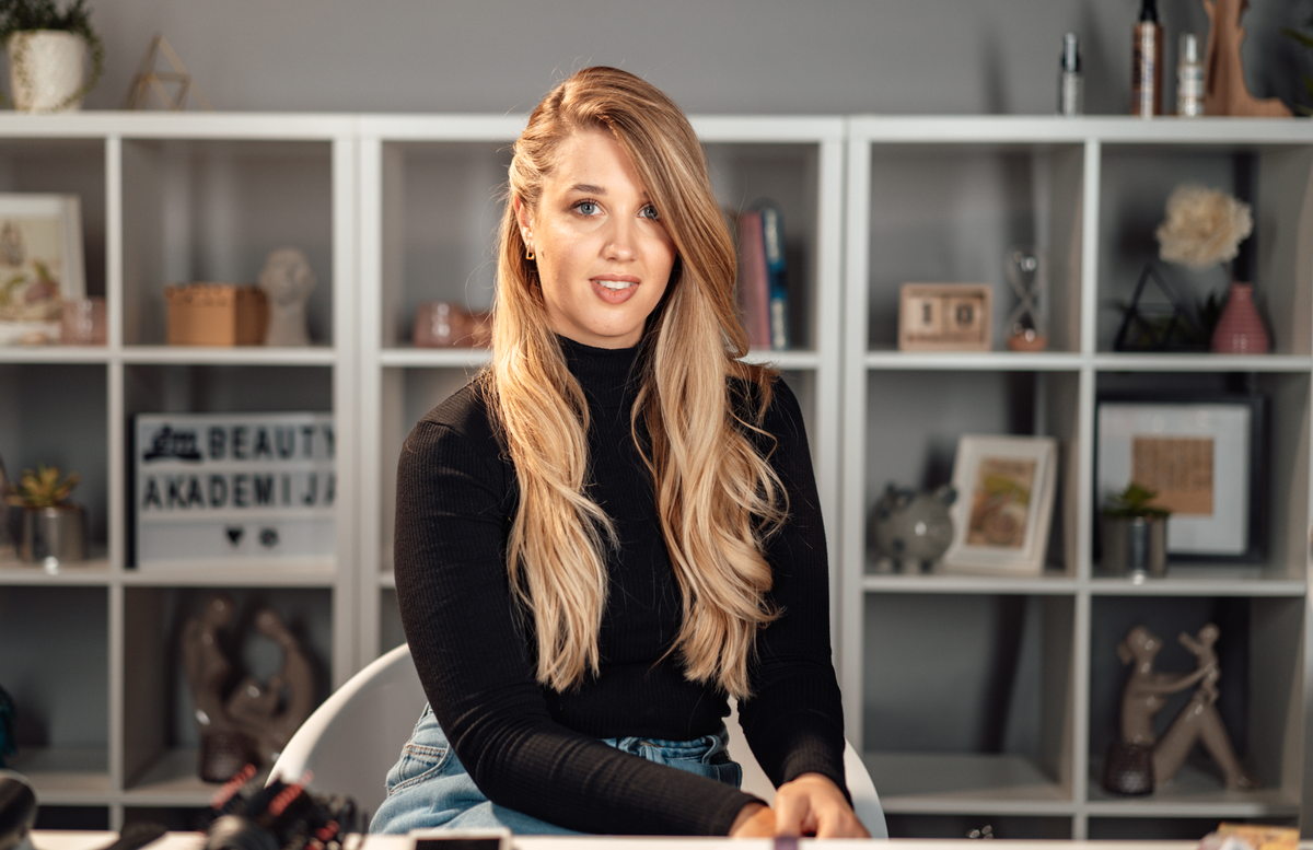 Sjajne lokne i duboki razdjeljak ukrašen ukosnicama