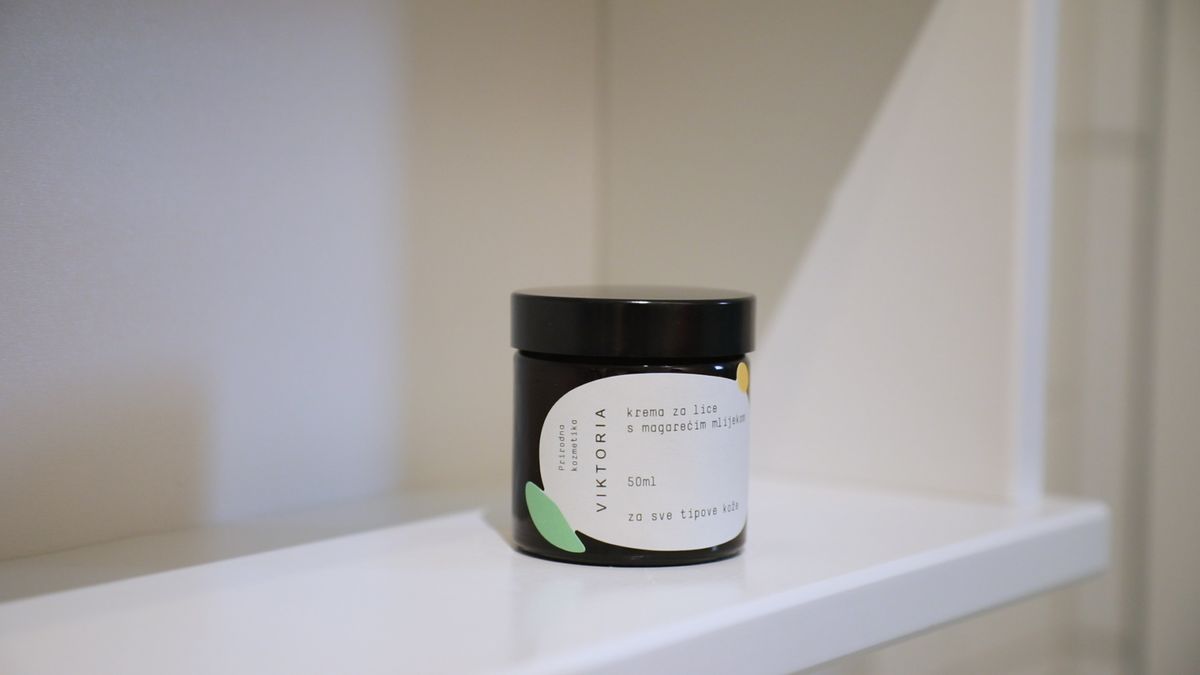 Viktoria krema za lice od magarećeg mlijeka nježne je i glatke teksture, a nanošenjem na lice širi se citrusni miris pomiješan s cvijećem smilja