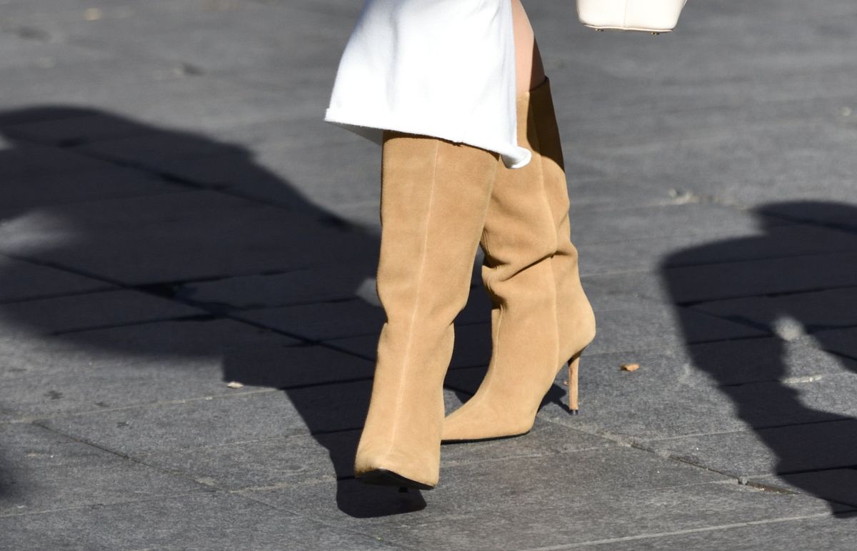 Zagrebačko street style izdanje u bijeloj haljini i bež čizmama