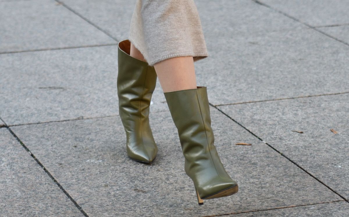 Streety style izdanje u pletenoj haljini i zelenim čizmama