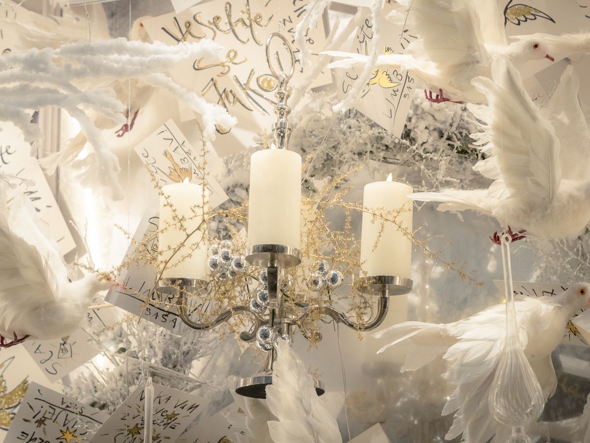 Božićni izlog Saše Šekoranje uređen poput zamrznute šume - 2