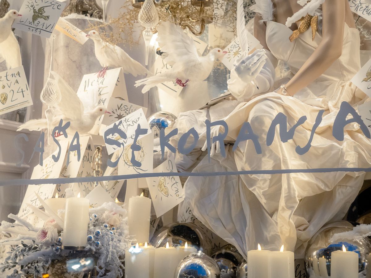 Božićni izlog Saše Šekoranje uređen poput zamrznute šume - 6