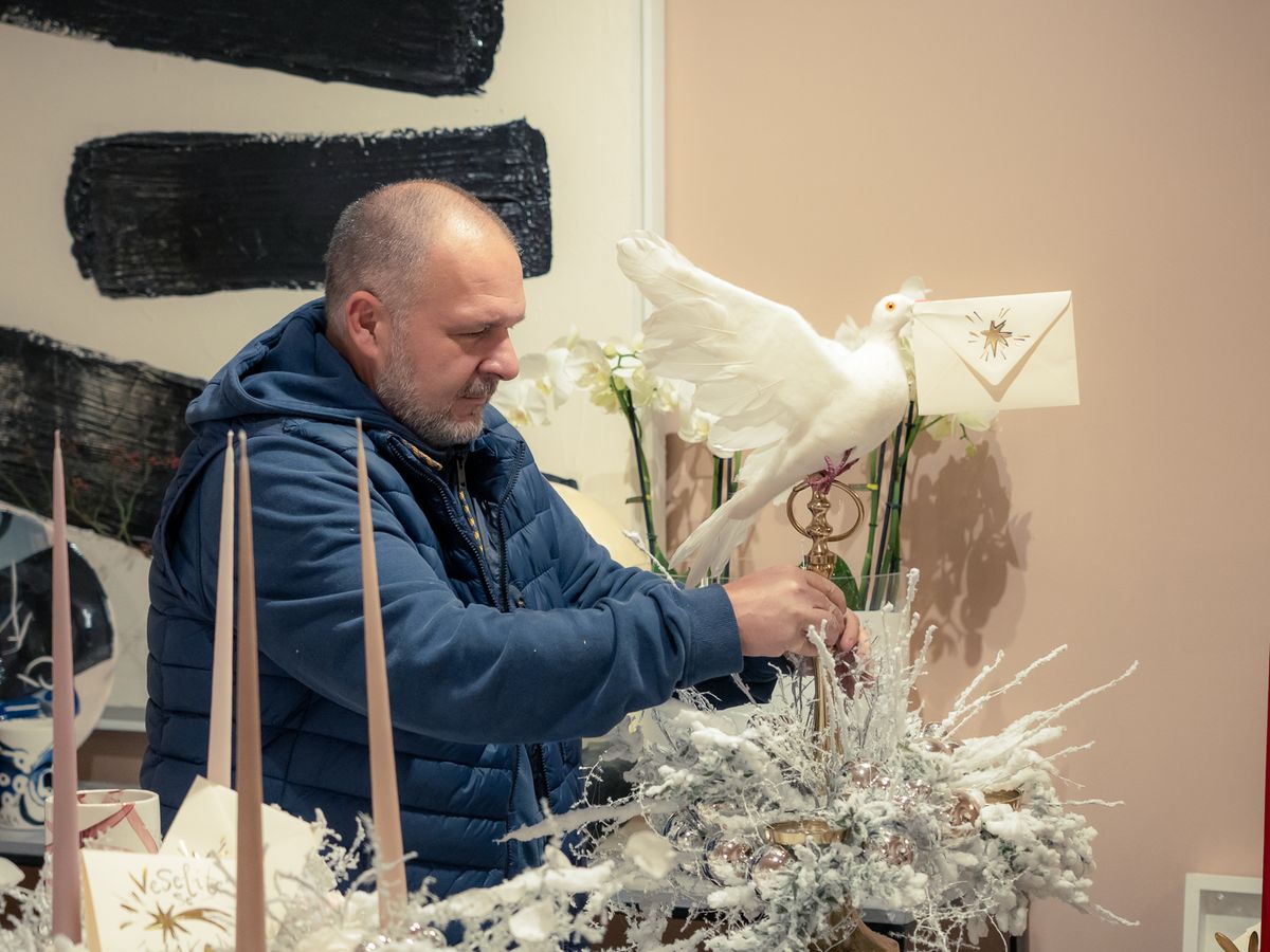 Božićni izlog Saše Šekoranje uređen poput zamrznute šume - 15