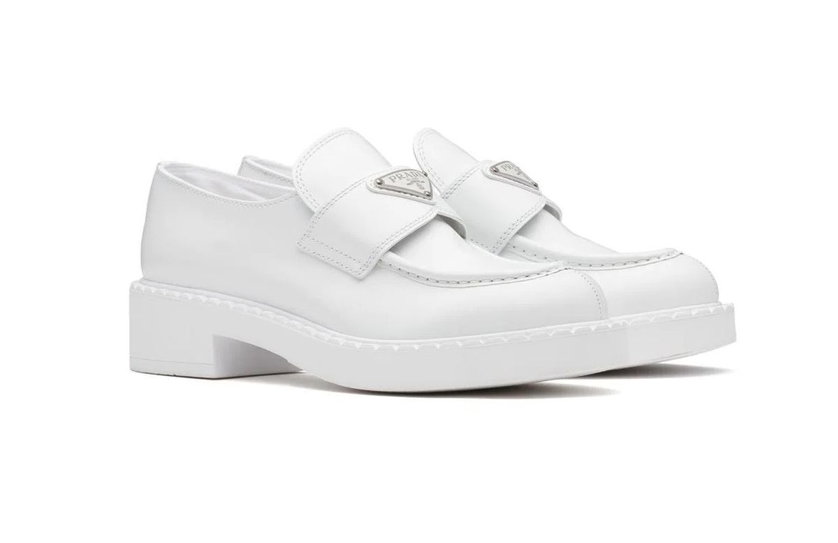 Bijele mokasinke modne kuće Prada