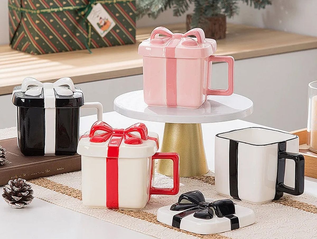 Šalica u obliku poklona