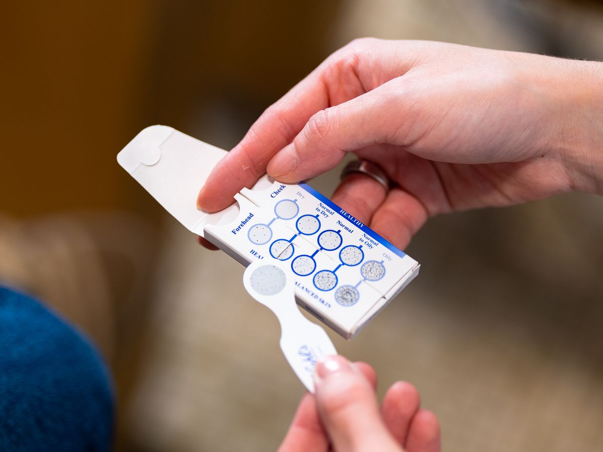 Uzima se otisak površinskih ulja s dijela T-zone i obraza pomoću skin tabova i tako potvrđuje tip kože