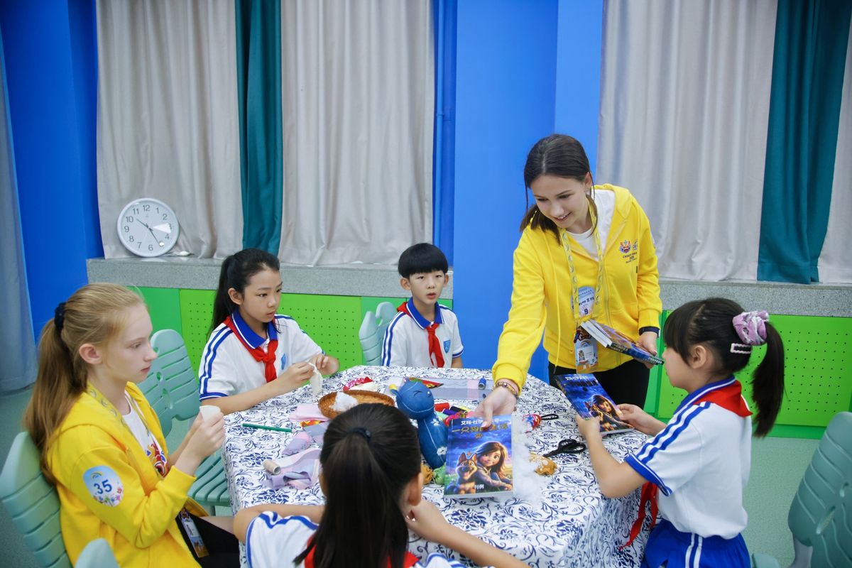 Trinaestogodišnja Ema Dujmović iz Samobora je mlada autorica, likovna umjetnica, spisateljica, humanitarka te autorica stihova i glazbe pjesama koju je pisala za svjetsko prvenstvo u Kini - 4