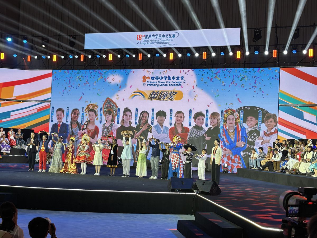 Trinaestogodišnja Ema Dujmović iz Samobora je mlada autorica, likovna umjetnica, spisateljica, humanitarka te autorica stihova i glazbe pjesama koju je pisala za svjetsko prvenstvo u Kini - 18