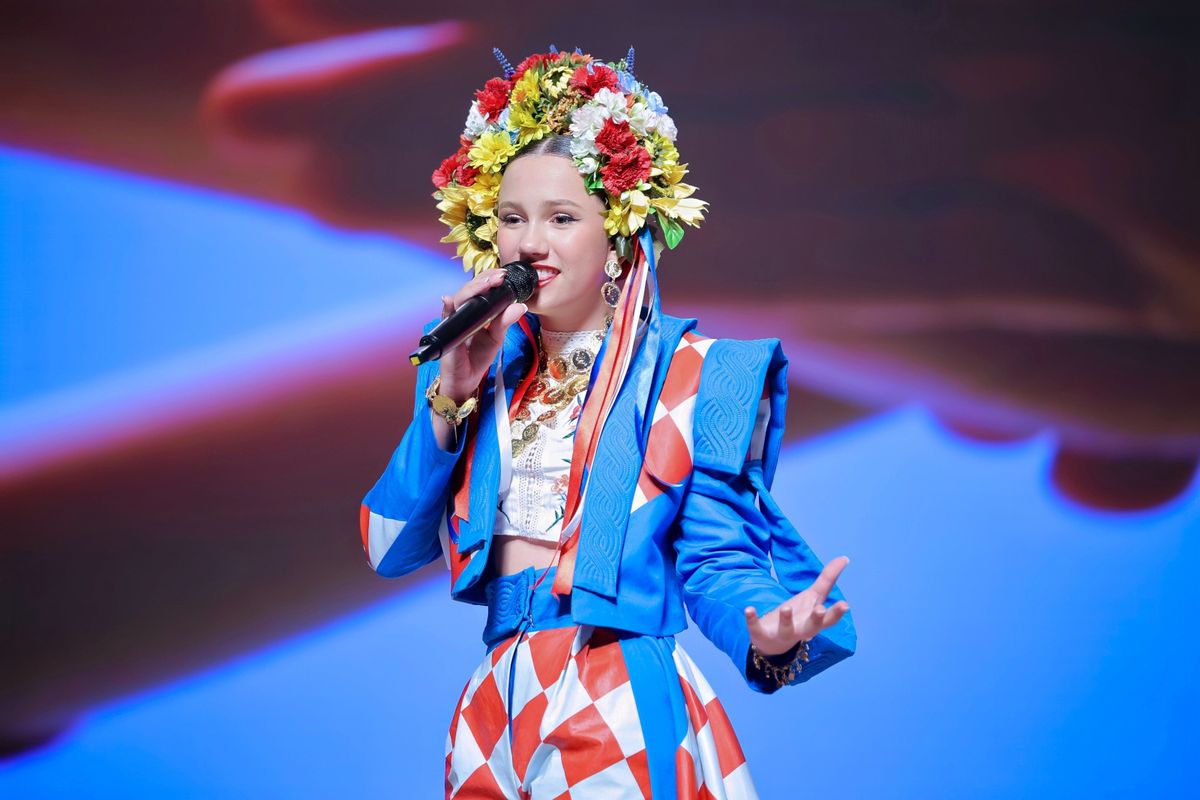 Trinaestogodišnja Ema Dujmović iz Samobora je mlada autorica, likovna umjetnica, spisateljica, humanitarka te autorica stihova i glazbe pjesama koju je pisala za svjetsko prvenstvo u Kini - 19