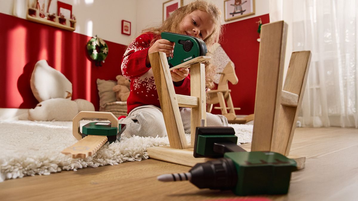 Igrajući se u drvenoj radioni djeca razvijaju koncentraciju