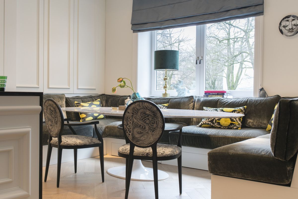 Elegantan stan u kojem su baršunasta kutna garnitura i električni kamin glavne zvijezde - 5