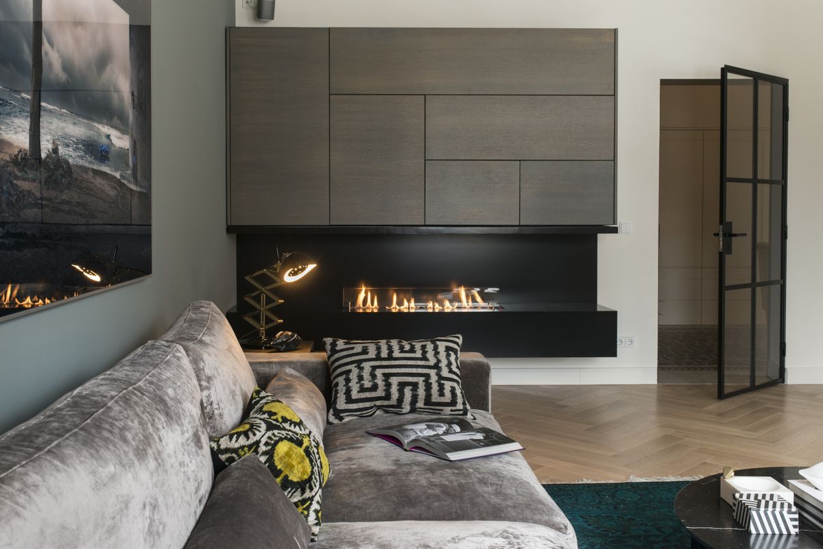 Elegantan stan u kojem su baršunasta kutna garnitura i električni kamin glavne zvijezde - 8