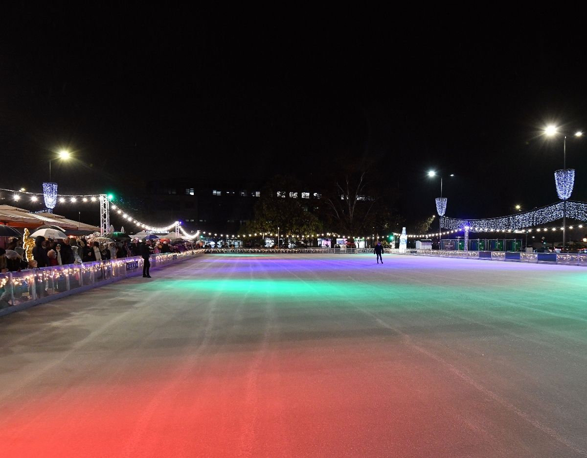 Središnji dio manifestacije je najveće klizalište u Hrvatskoj, površine oko 1900 četvornih metara