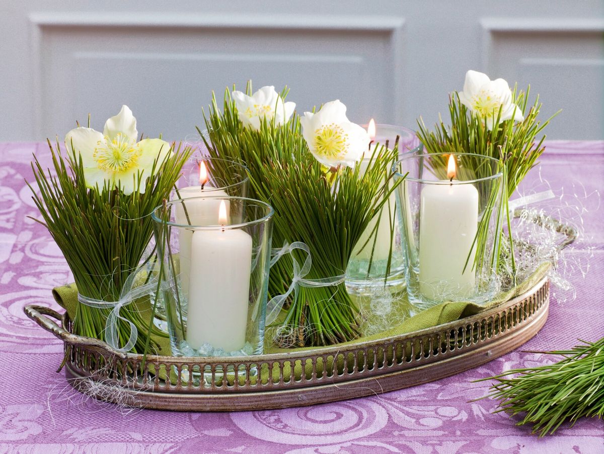 Adventski vijenci ukrašeni cvijećem