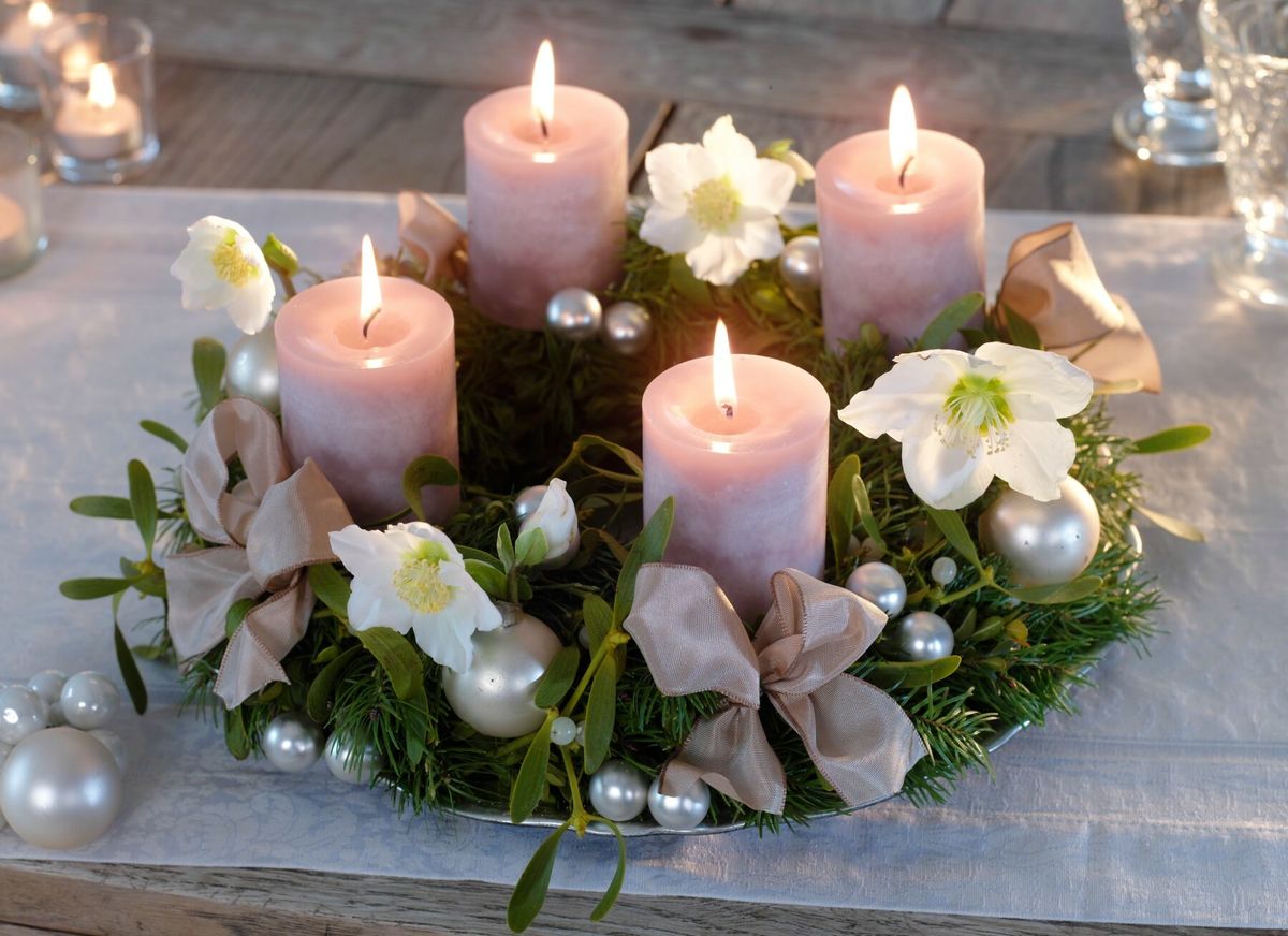 Adventski vijenci ukrašeni cvijećem