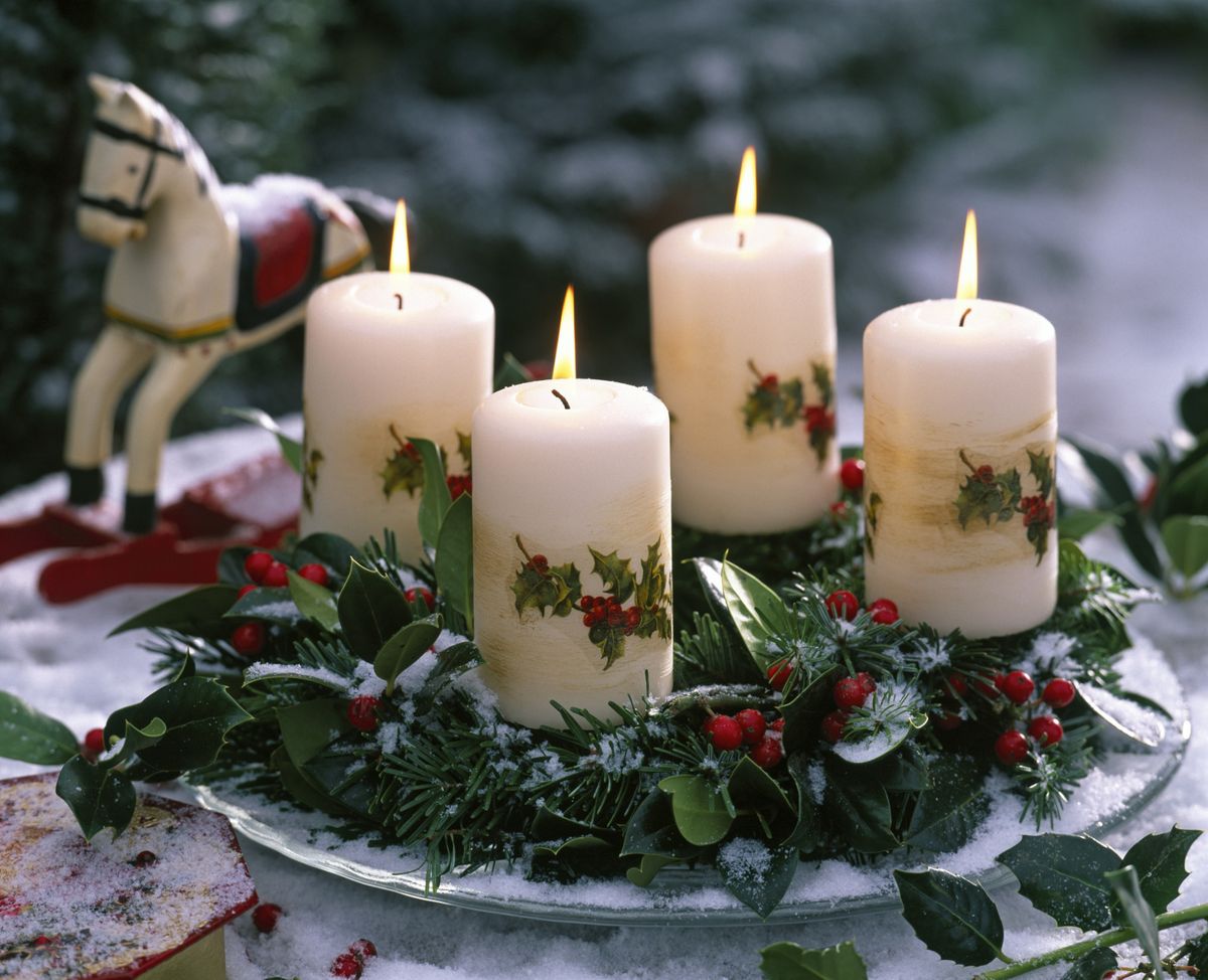 Adventski vijenac s božikovinom