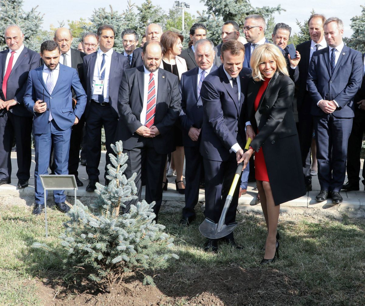 Brigitte Macron u crvenoj haljini i crnim štiklama - 3