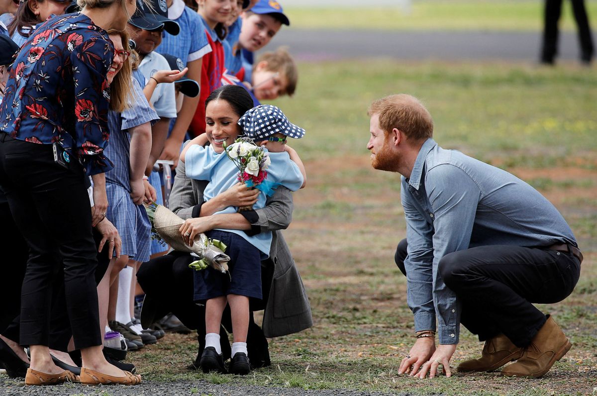 I Meghan je naposljetku dobila zagrljaj od mališana zbog kojeg je Harry odglumio ljutnju