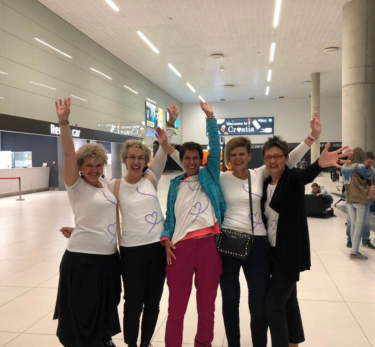 Na ruci nosi narukvicu koja je poklon njezine prijateljice Gore (u sredini) (Foto: Privatni album)