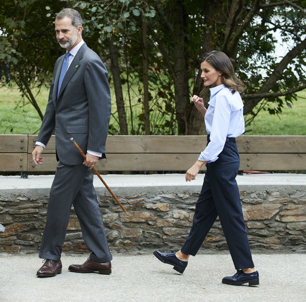 Kraljica Letizia u oksfordicama i hlačama visokog struka - 6