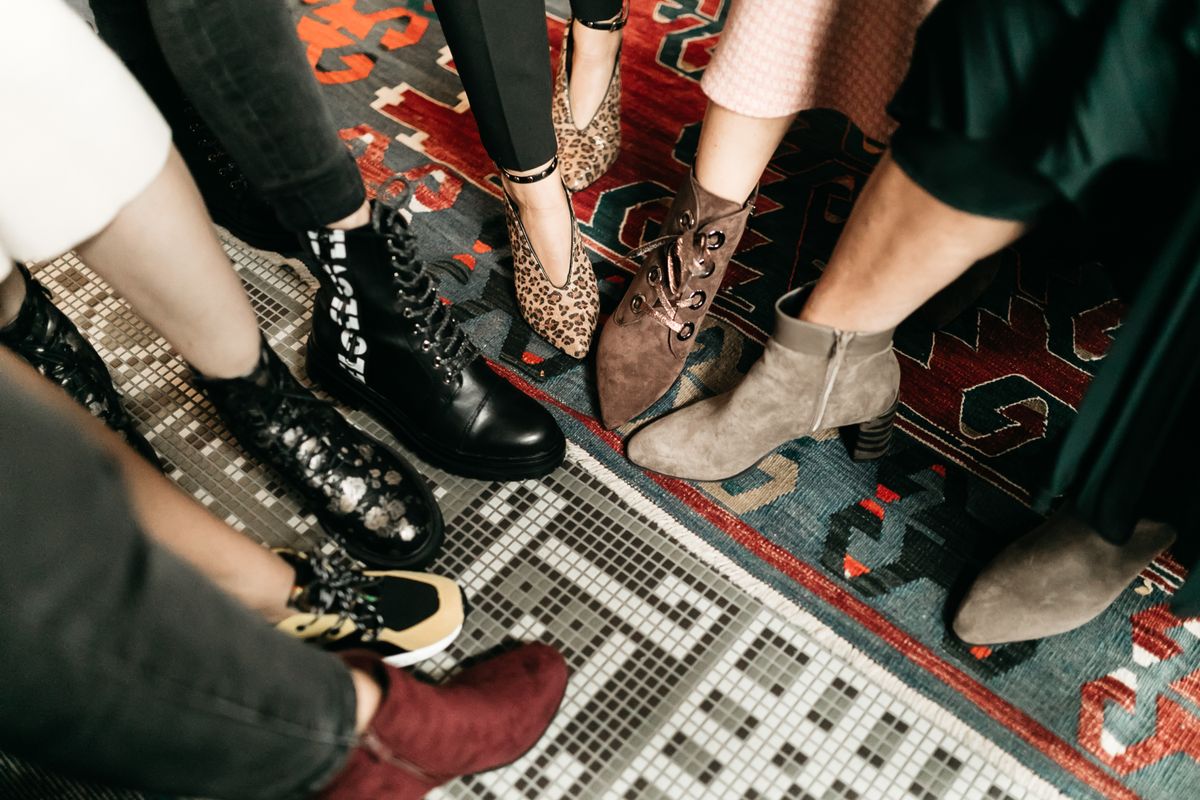 Kako kombinirati kaubojke, rokerske gležnjače i robusne tenisice