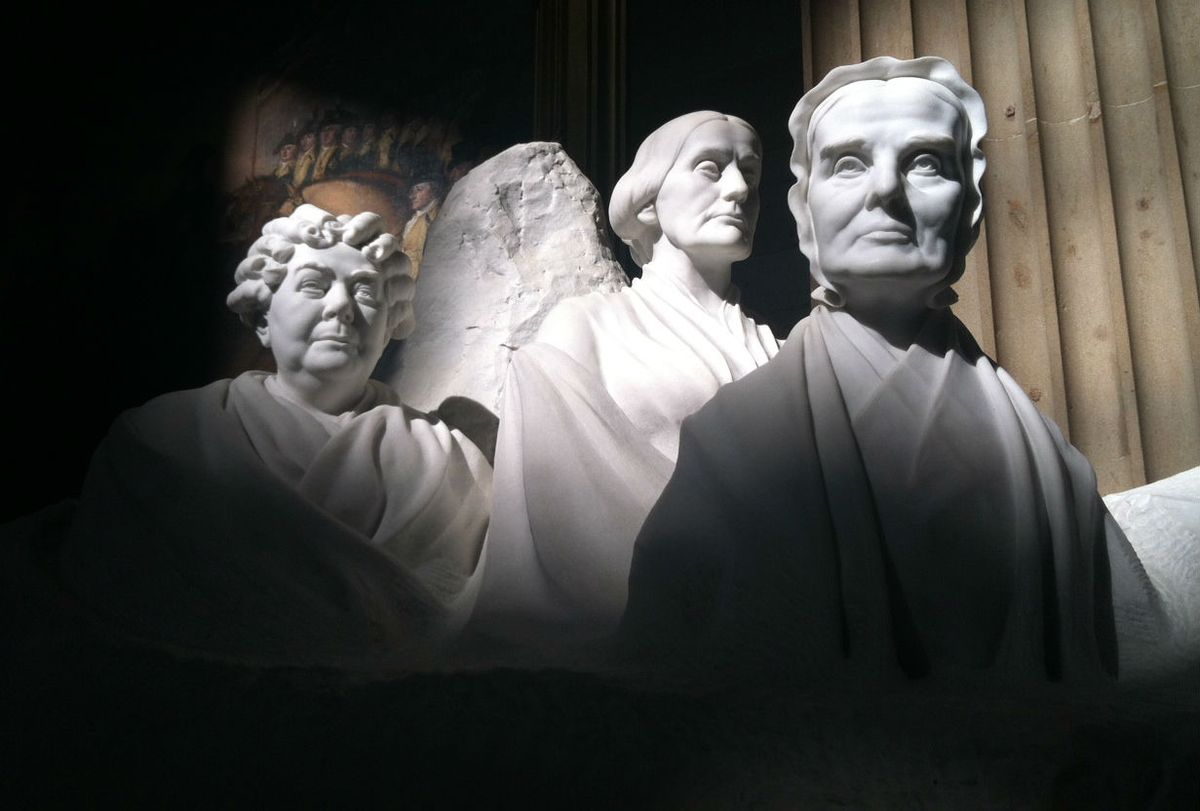 Elizabeth Cady Stanton (lijevo) i Susan B. Anthony (u sredini)