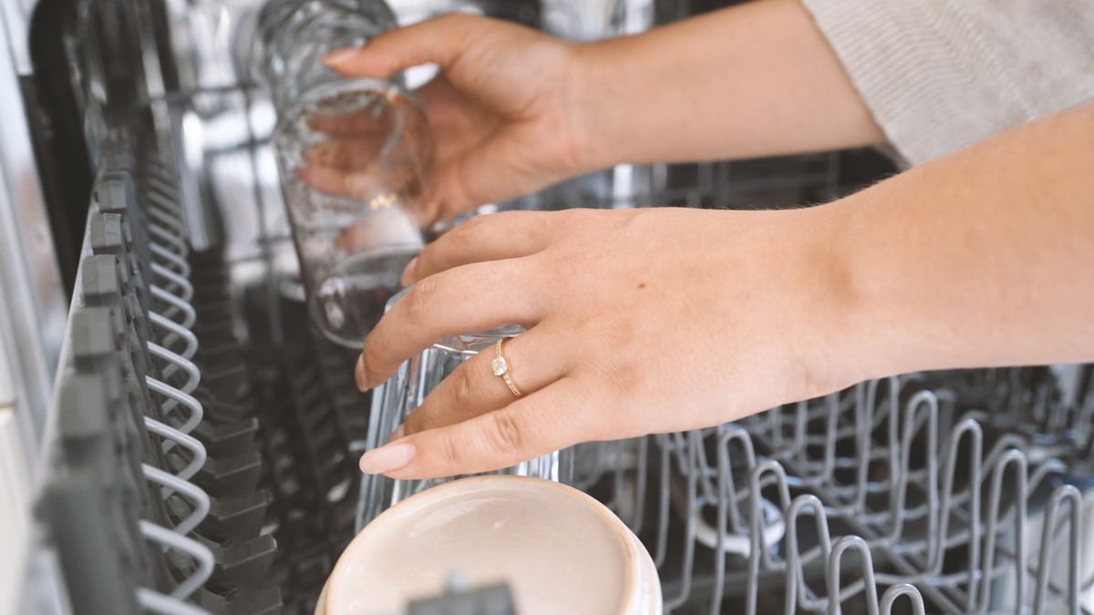 Sklonite prljavo suđe