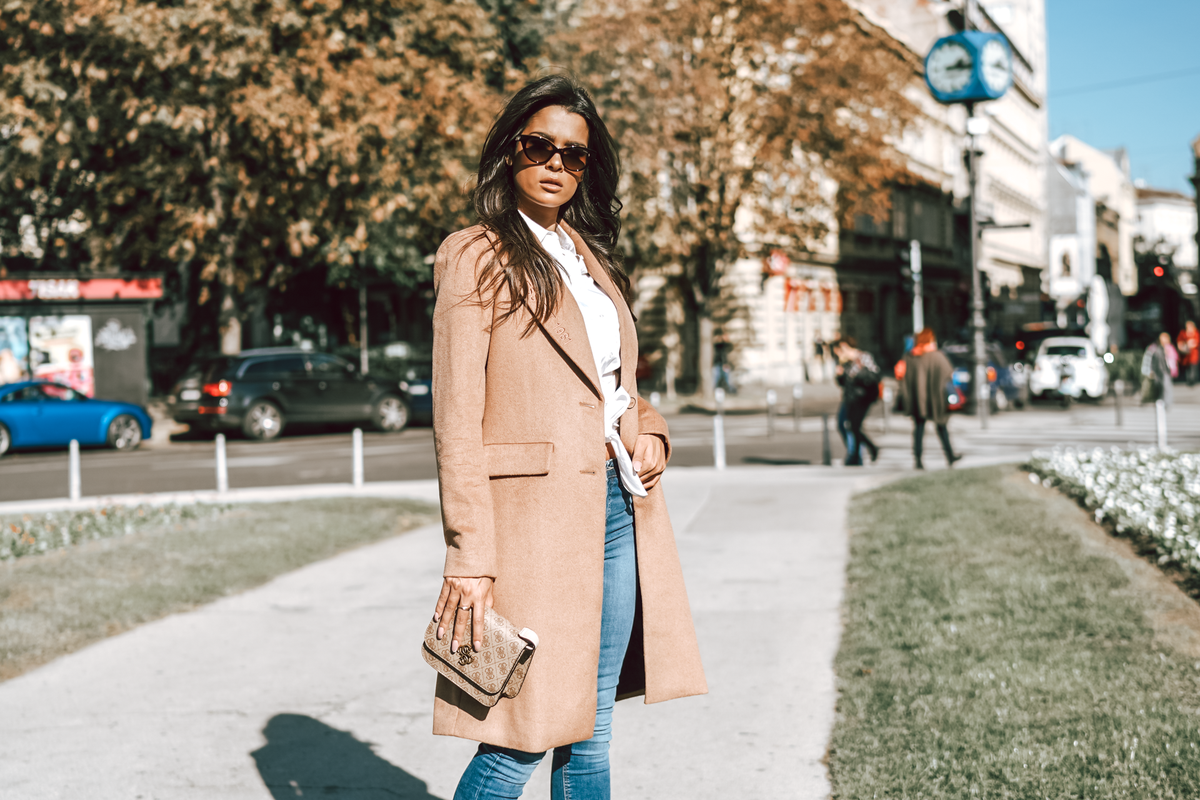 Elegantno i romantično uz bijelu košulju s mašnom i klasični kaput