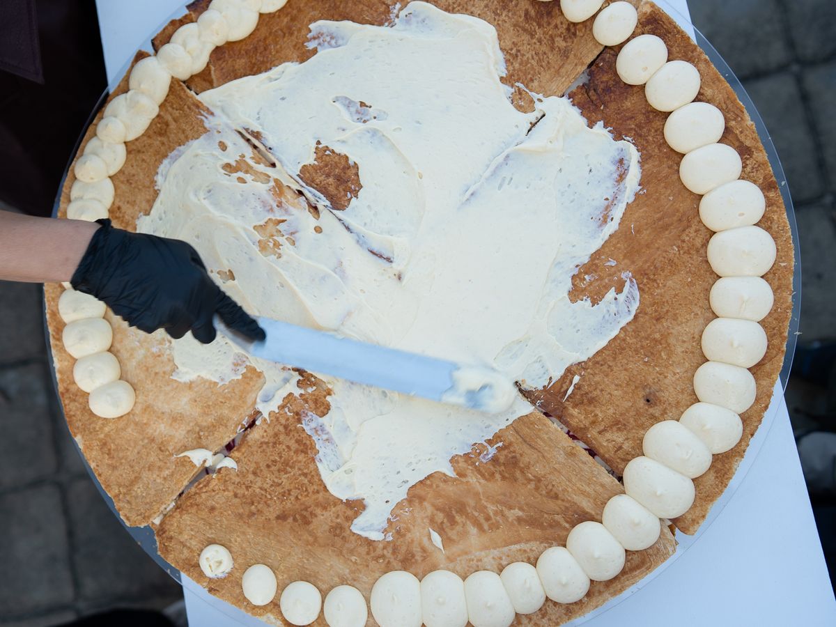 Mille-feuille torta koju se dovršava ispred gostiju novi je svadbeni trend