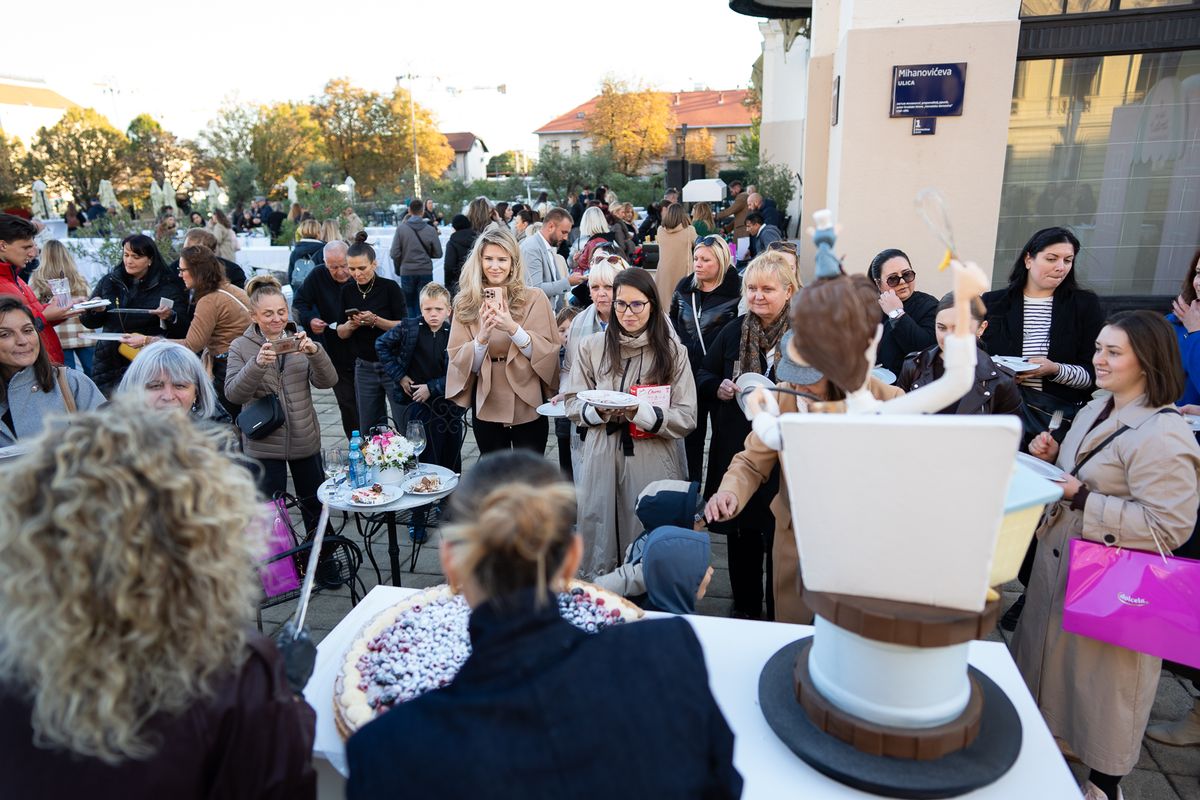 Erika i Eni dovršavaju mille-feuille tortu ispred posjetitelja festivala Jesi za tortu?