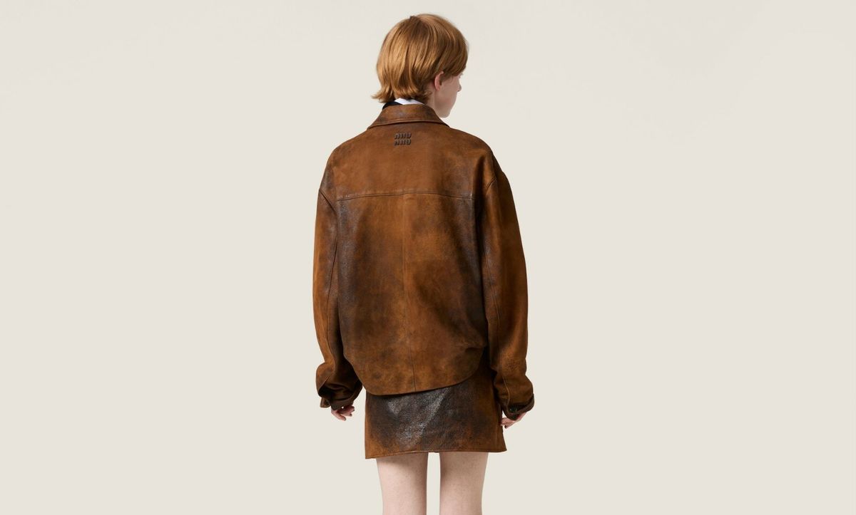 Smeđe kožnate jakne tretirane voskom u svojoj novoj kolekciji ima i Miu Miu
