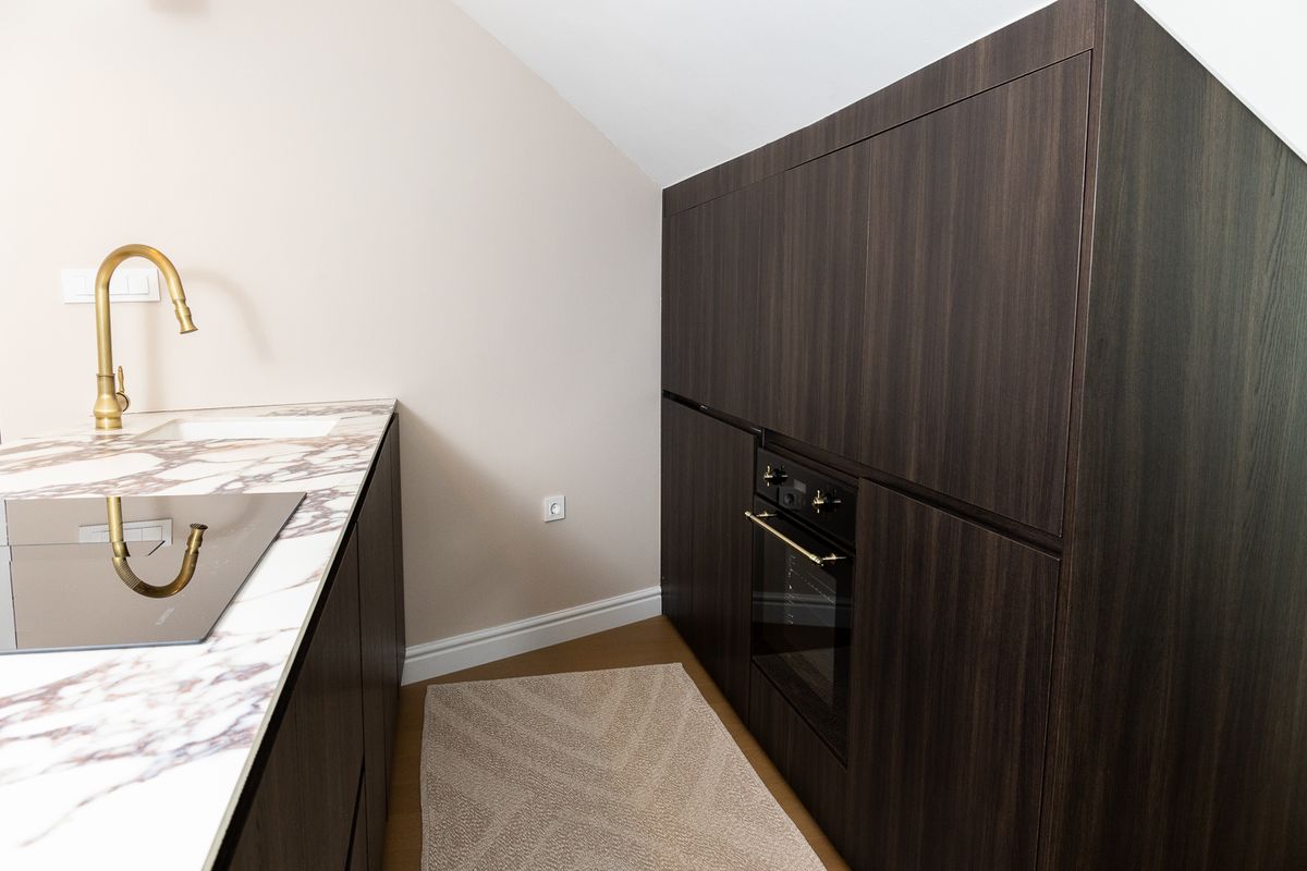 Zatvoreni ormar od tamnog iverala skriva hladnjak, ali i mnogo mjesta za pohranu