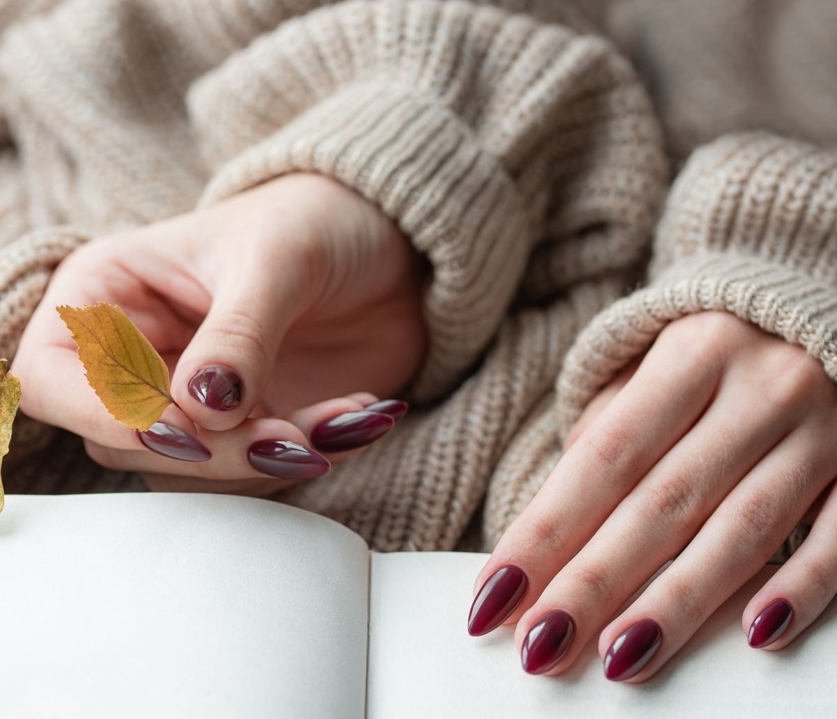 Bordo-smeđa manikura jesenski je hit