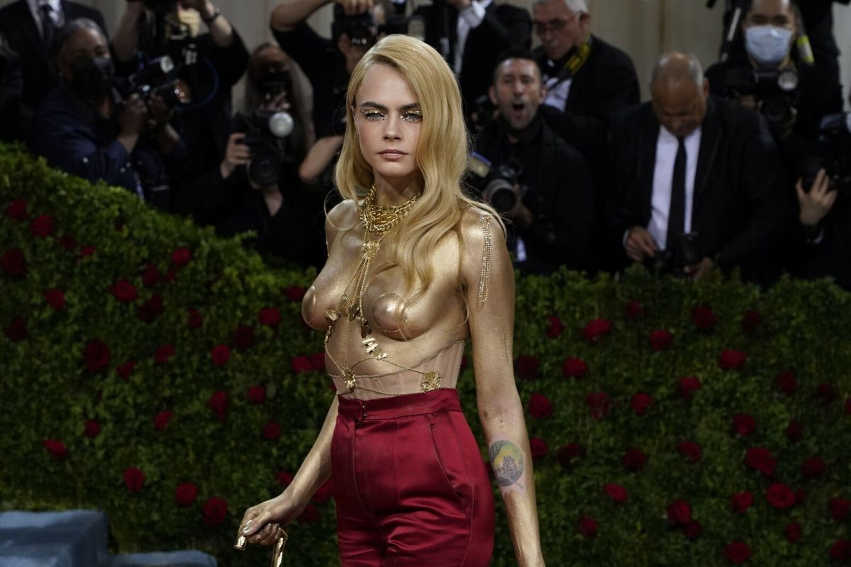 Cara Delevingne na Met Gali 2022. godine