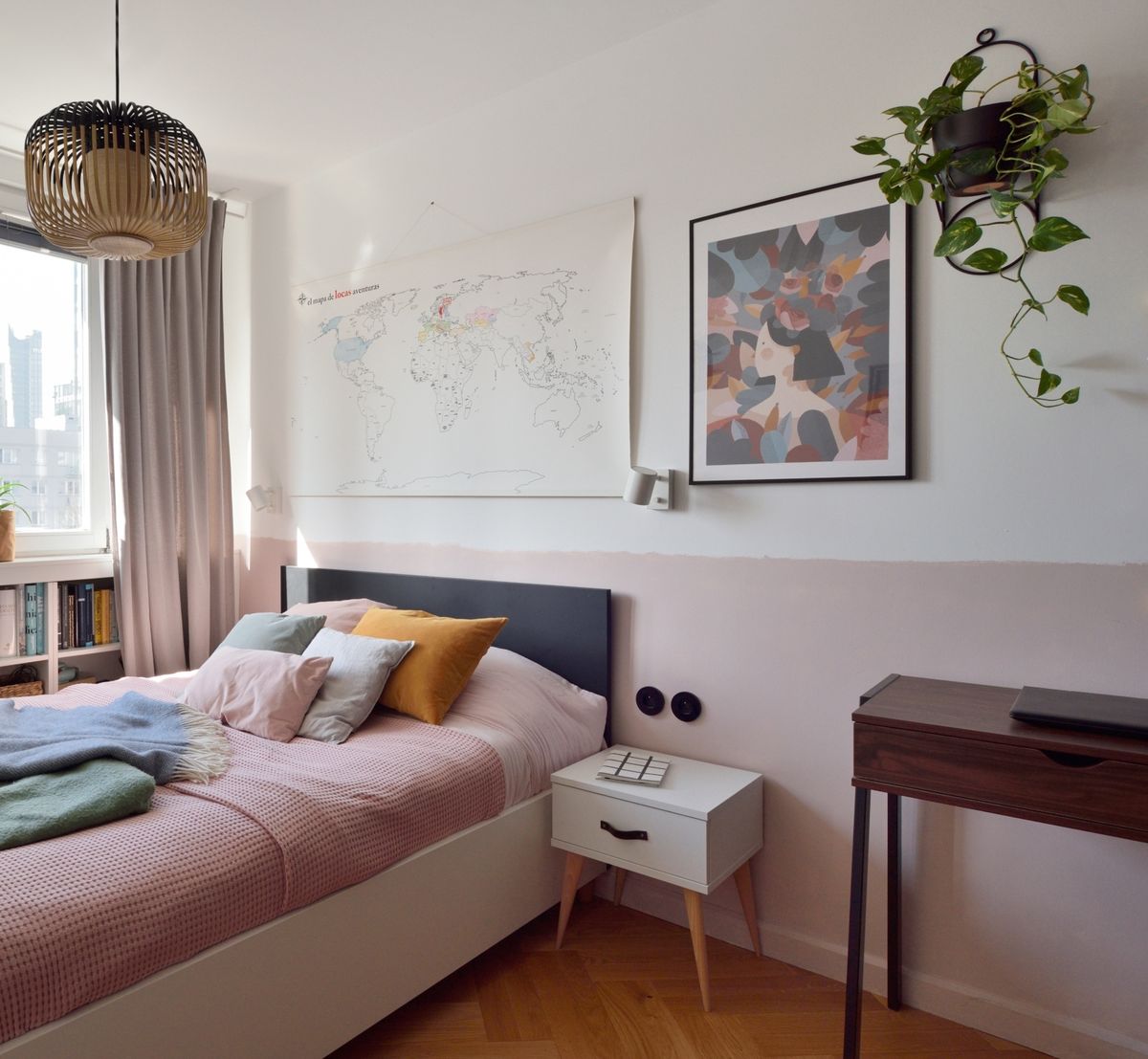 Lijepo organiziran prostor oko kreveta podiže dojam