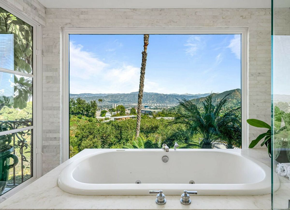 Pogled iz kupaonice Charlize Theron u Hollywood Hillsu je spektakularan