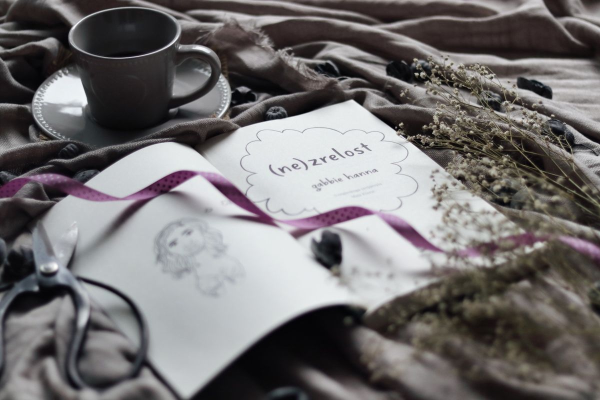 Zbirka pjesama \'(Ne)zrelost) internetske komičarke i blogerice Gabbi Hanna