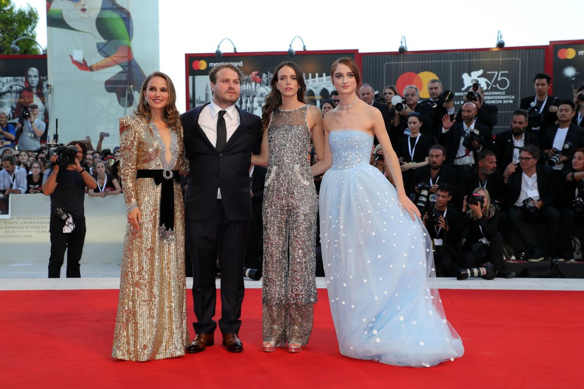 Problemi s cipelama glumice Raffey Cassidy na crvenom tepihu 75. Mostre - 5