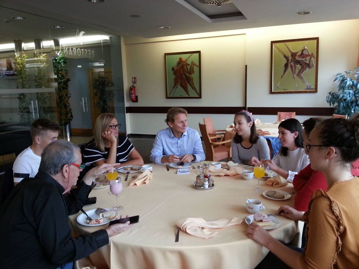 Nobelovac prof. Aaron Ciechanover, prof. Lilijana Radobuljac i prof. dr. sc. Ivan Đikić na doručku s vukovarskim učenicima