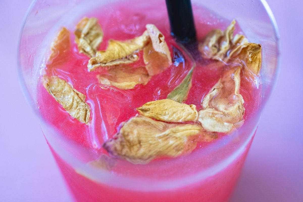 U glitter koktelu nalaze se jestive šljokice