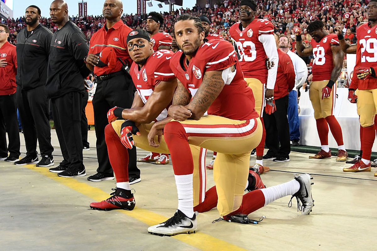 Protest Erica Reida i Colina Kaepernicka na utakmici u rujnu 2016. godine