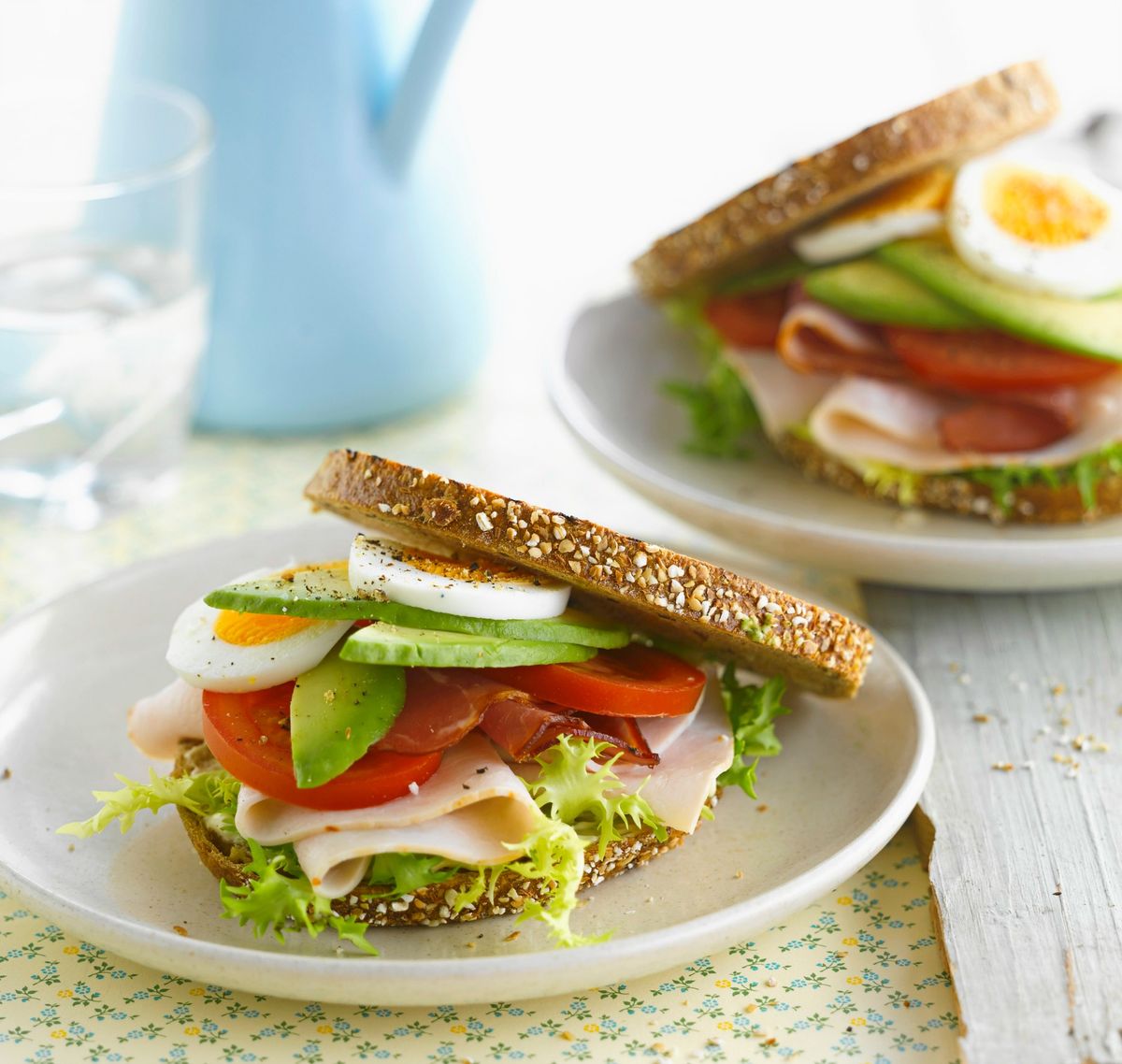 Doručak - sendvič s jajima, avokadom, šunkom i rajčicom