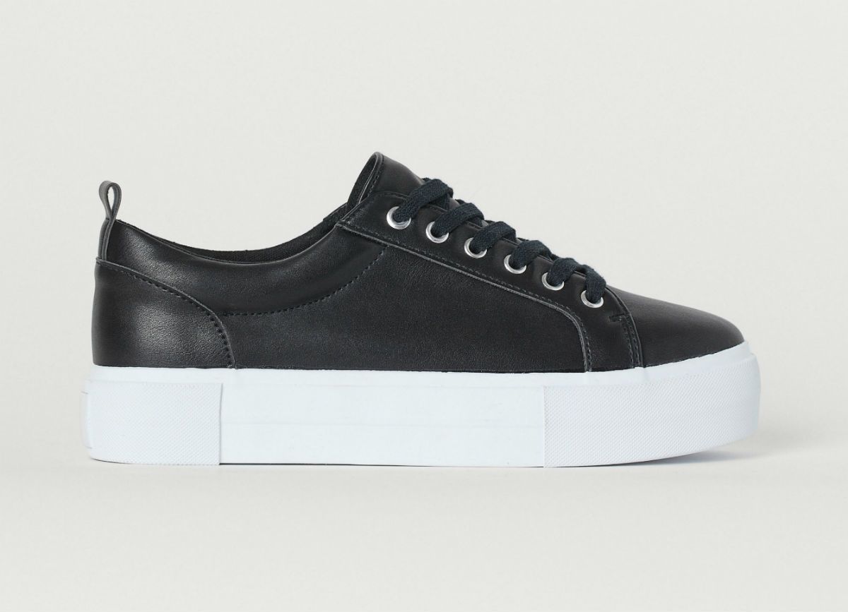 Novi modeli crnih tenisica iz trgovina - 1