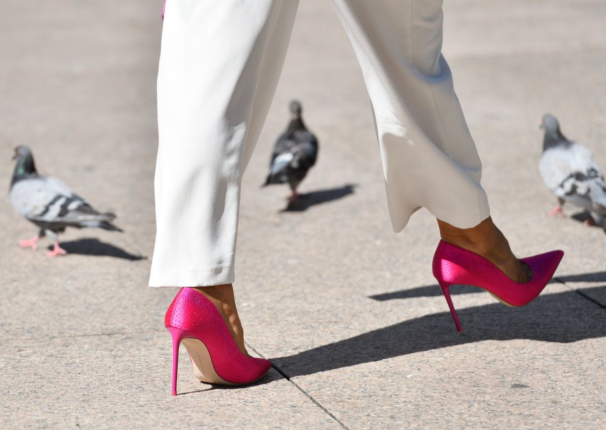 Street style izdanje s ružičastim štiklama