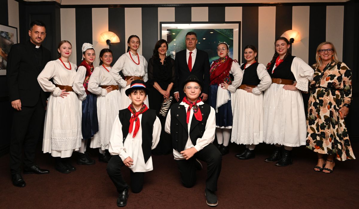 Sanja Musić Milanović u dugačkoj crnoj haljini i torbici sa zebrastim uzorkom - 7