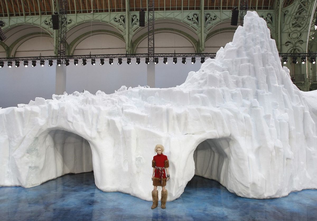Izrezbarena santa leda na Chanelovoj reviji 2010.