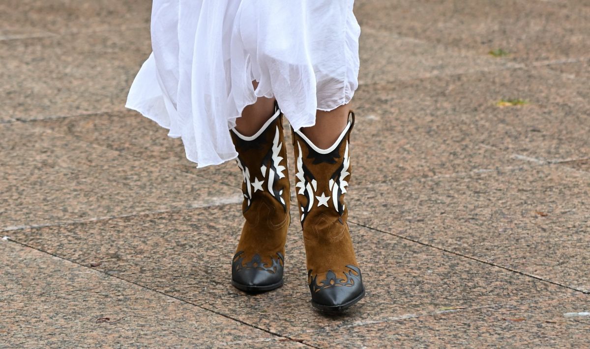 Bijeloj haljini kaubojske čizme bile su savršen par