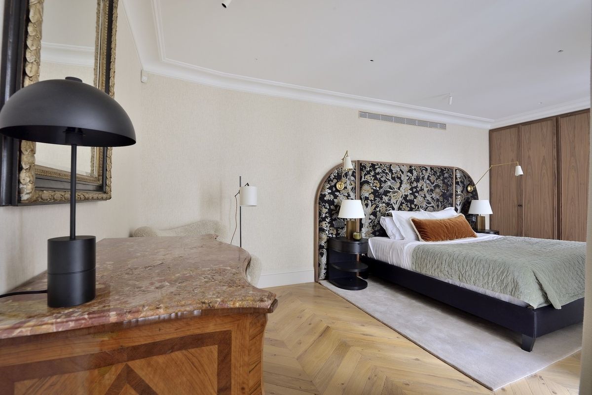 Stan u Parizu s pogledom na kultni Café de Flore