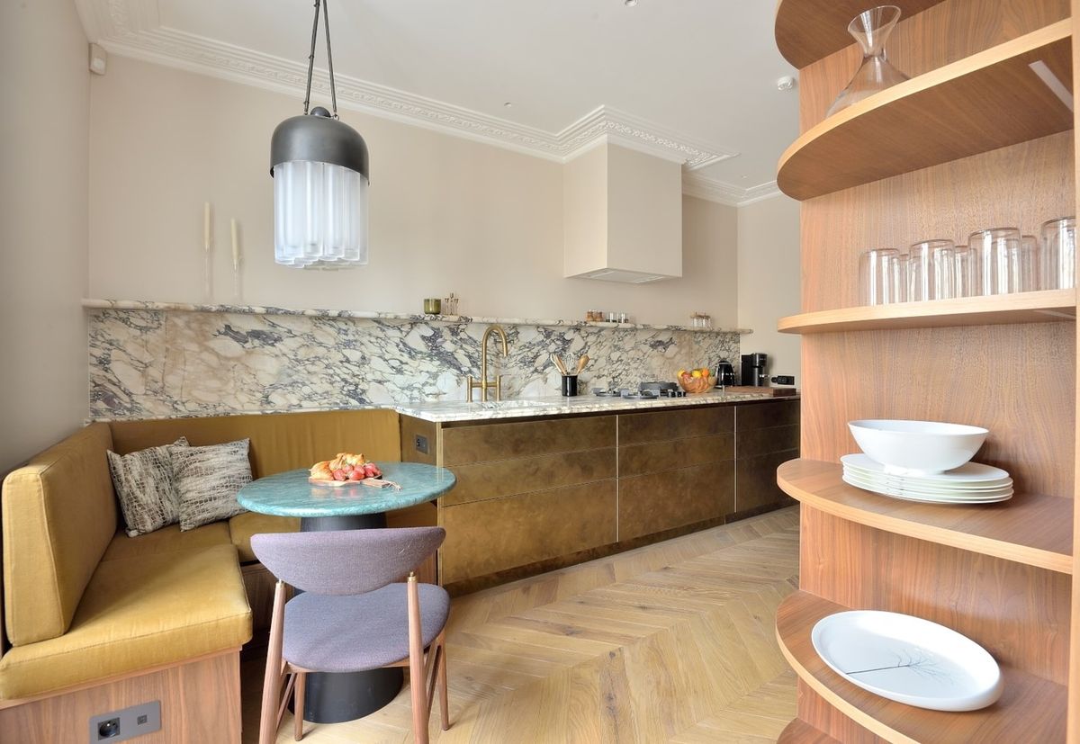 Stan u Parizu s pogledom na kultni Café de Flore